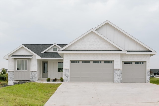 view of front of house featuring a garage and a front yard