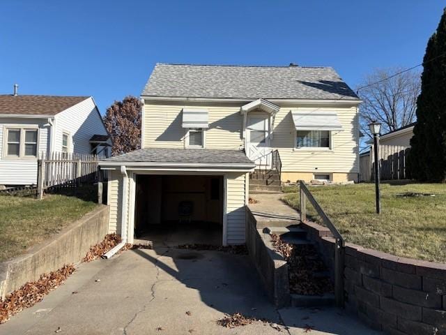 view of front of home featuring a front lawn