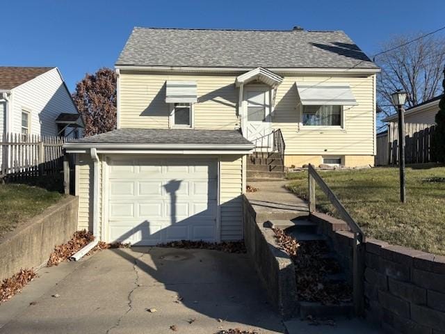 view of front facade featuring a garage and a front yard