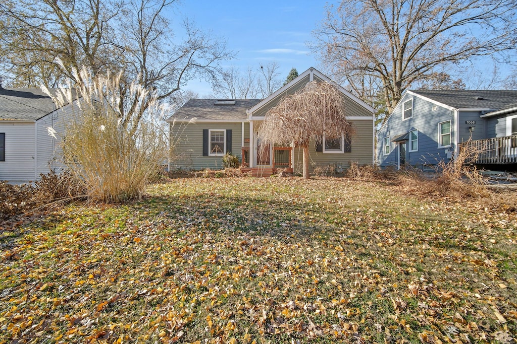 view of front facade featuring a front yard