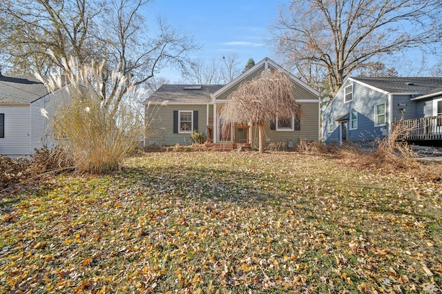 view of front facade featuring a front yard