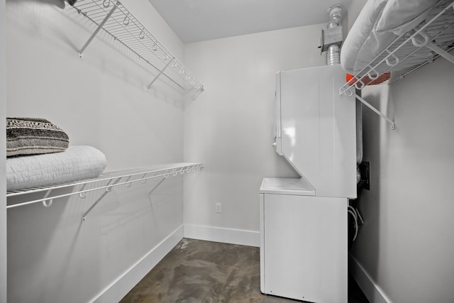 walk in closet with stacked washer / dryer