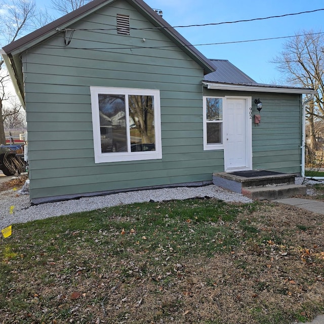 back of house featuring a yard