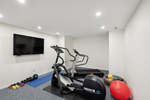 workout area featuring carpet floors, baseboards, visible vents, and recessed lighting