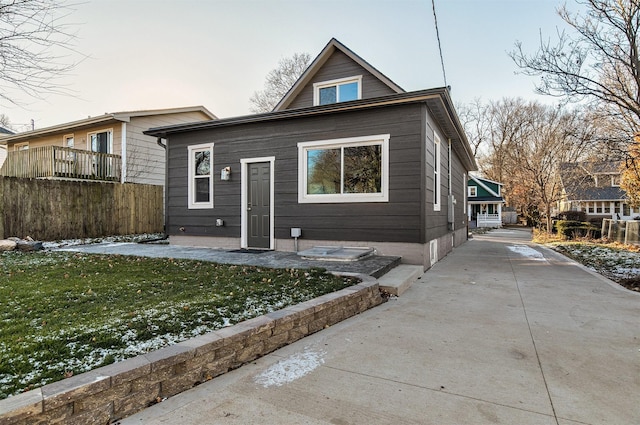 view of front of property with a front yard