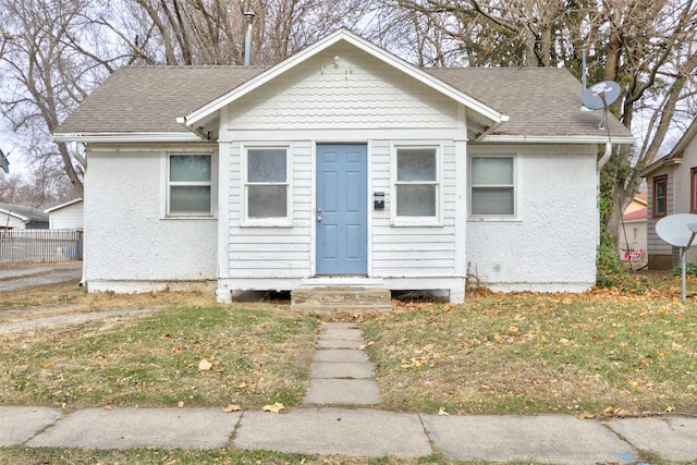 bungalow featuring a front lawn