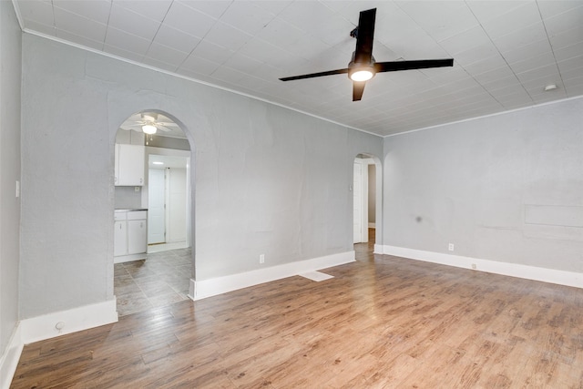 unfurnished room featuring light wood-type flooring and ceiling fan