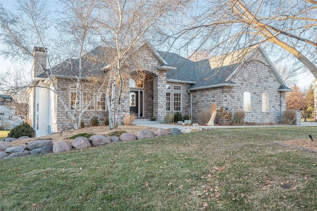 view of front of home featuring a front yard