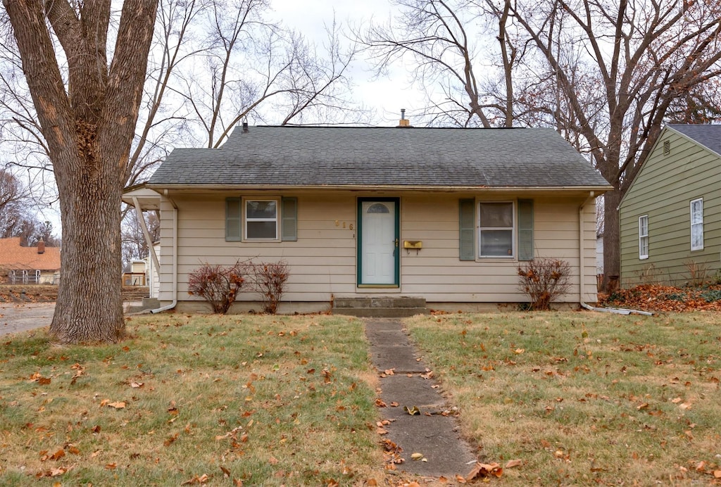 view of front of property with a front yard