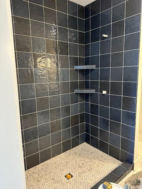 full bath with a tile shower