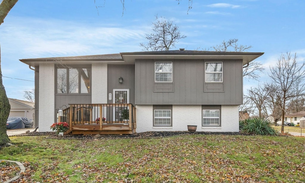 view of front of home featuring brick siding and a front lawn