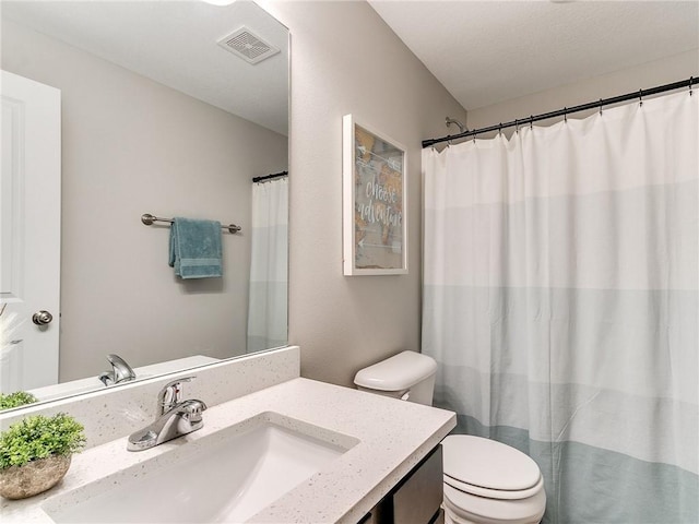 bathroom featuring a shower with curtain, vanity, and toilet