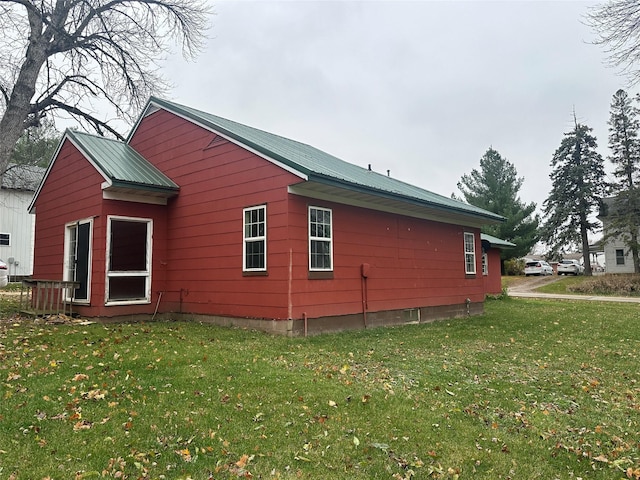 view of side of property featuring a yard