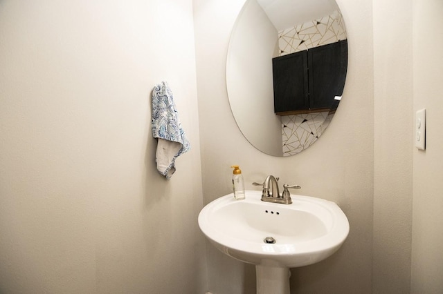 bathroom featuring a sink