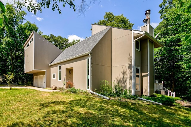 view of front of house featuring a garage and a front lawn