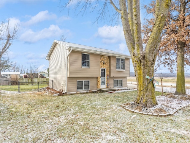 bi-level home featuring a front lawn