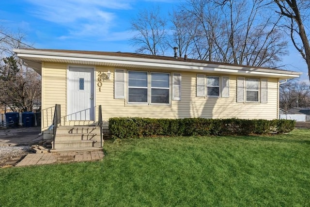 view of front of property featuring a front yard