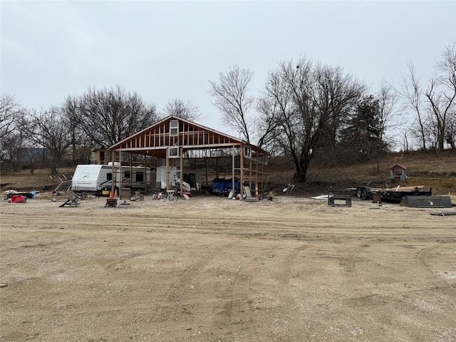 view of yard with an outdoor structure