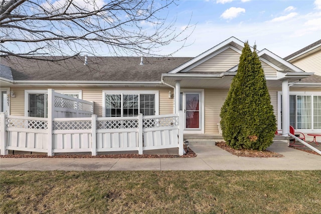 view of front of home featuring a front yard