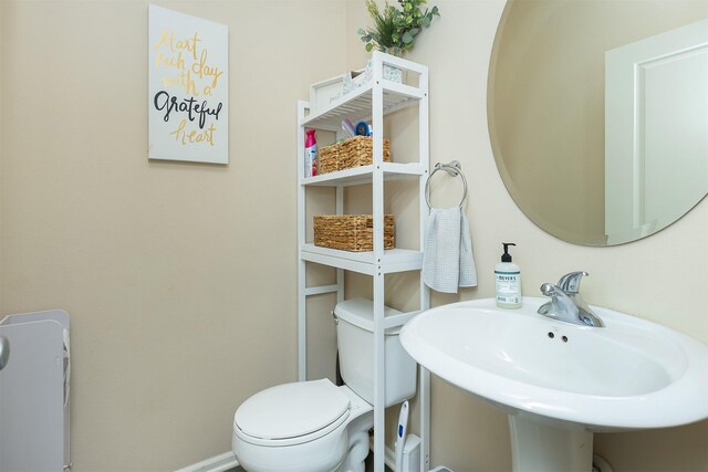 bathroom featuring toilet and sink