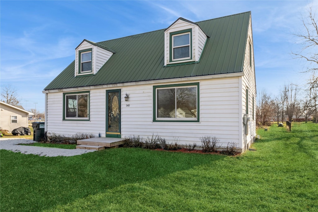 cape cod-style house featuring a front lawn