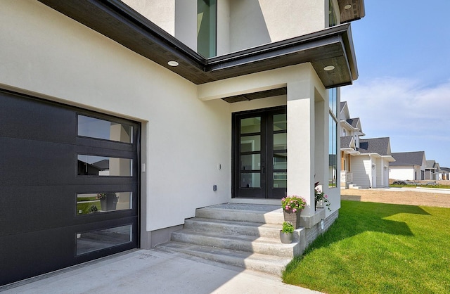 entrance to property featuring a yard