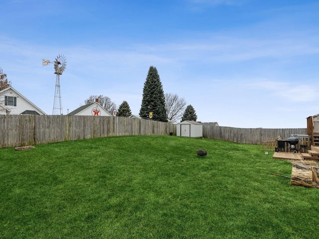 view of yard featuring a storage shed