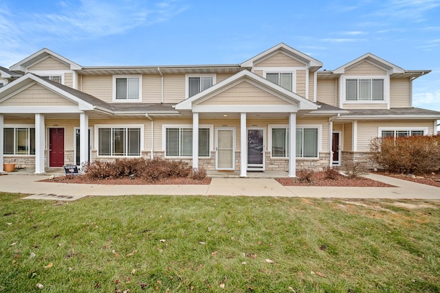 view of front facade featuring a front lawn