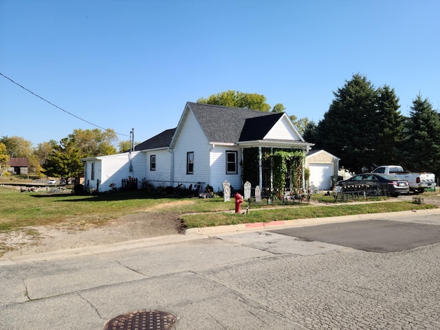 view of front of property with a front yard