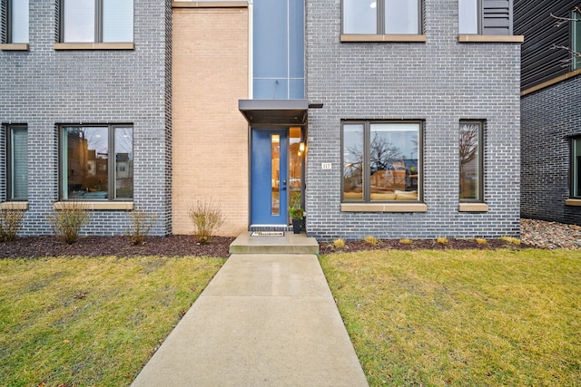 property entrance featuring a yard