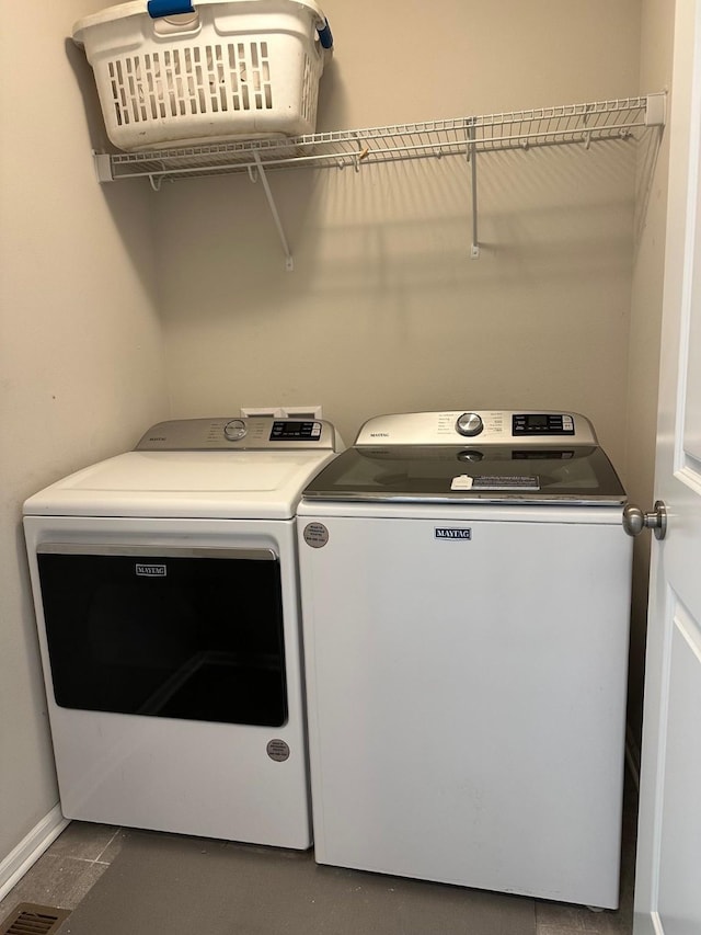 washroom featuring dark tile patterned floors and independent washer and dryer