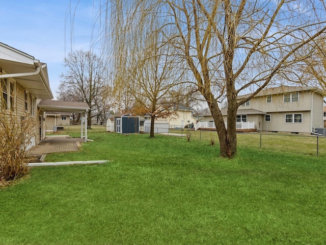 view of yard featuring a shed