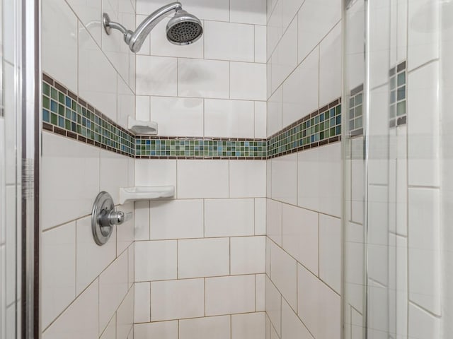 bathroom featuring a tile shower