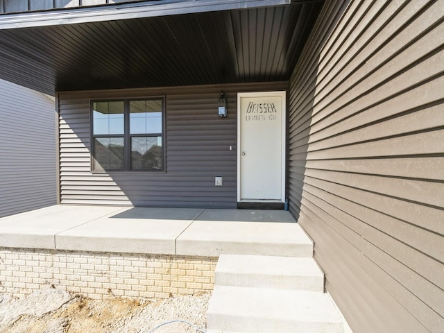 doorway to property with covered porch