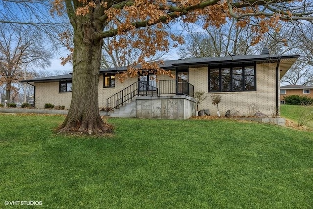 view of front of property with a front lawn