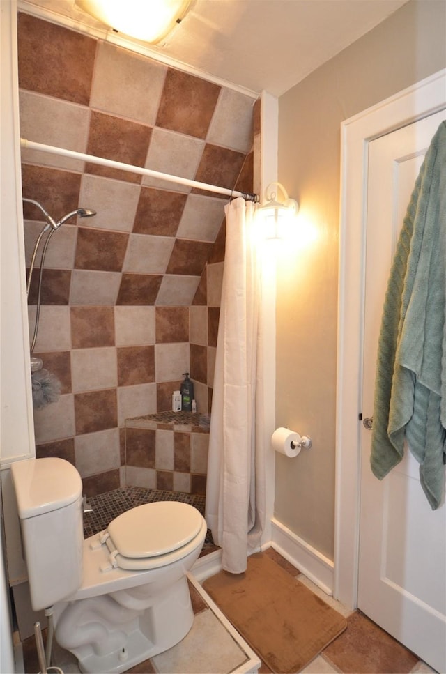 bathroom featuring curtained shower and toilet