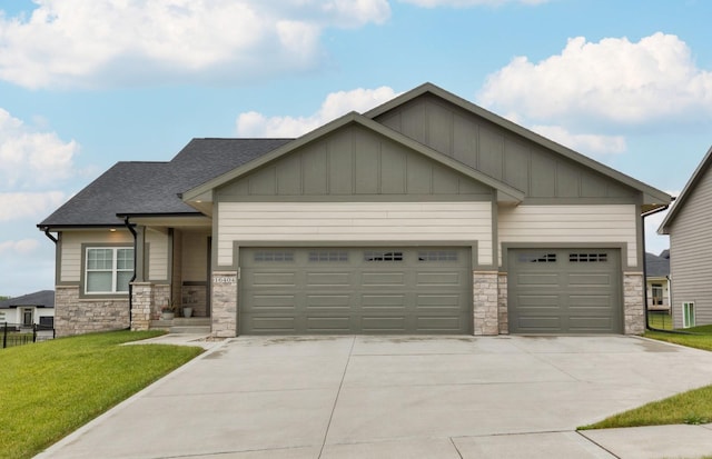 craftsman inspired home featuring a garage and a front yard