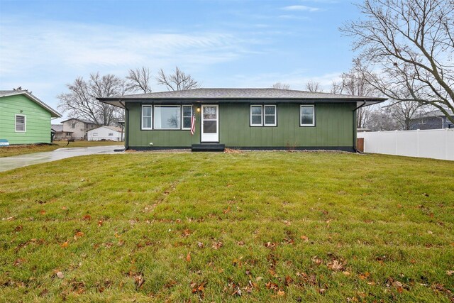 ranch-style house featuring a front yard