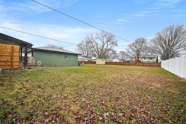 view of yard featuring a storage unit