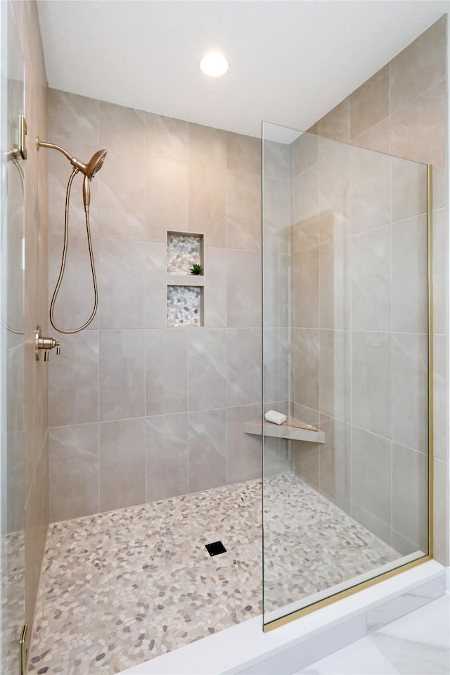 bathroom featuring a tile shower