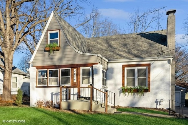 view of front of home featuring a front yard