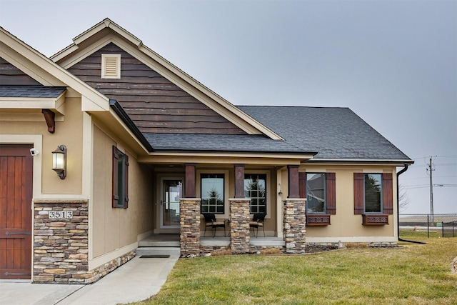 view of front of house with covered porch and a front lawn