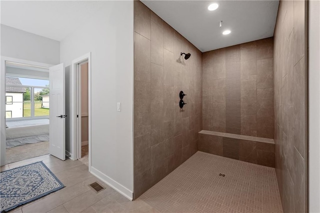 ensuite bathroom featuring visible vents, ensuite bathroom, recessed lighting, baseboards, and tiled shower