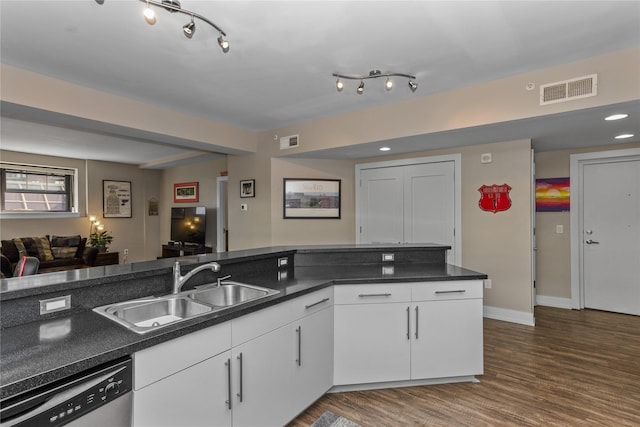 kitchen featuring visible vents, a sink, dishwasher, and wood finished floors