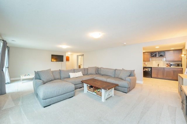 931 Breakwater Pl, Polk City, IA 50226 - living area featuring bar with sink, light carpet, and baseboards