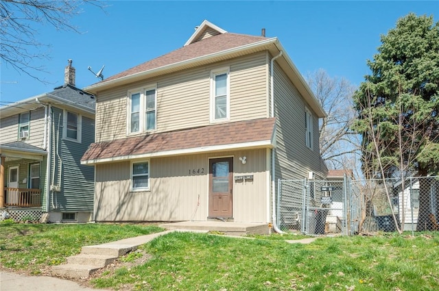 view of front of home featuring a front yard