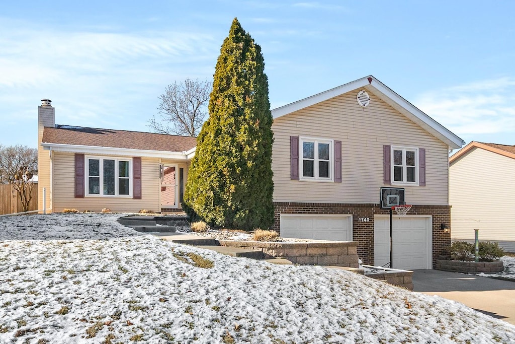 view of front of property featuring a garage