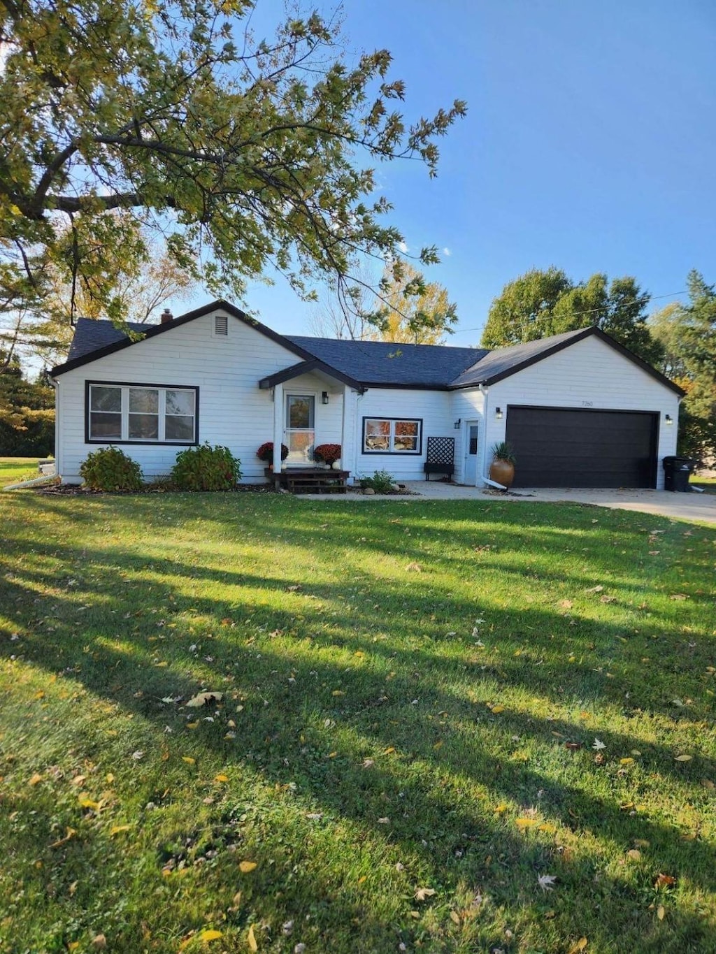 ranch-style house featuring a front yard and a garage