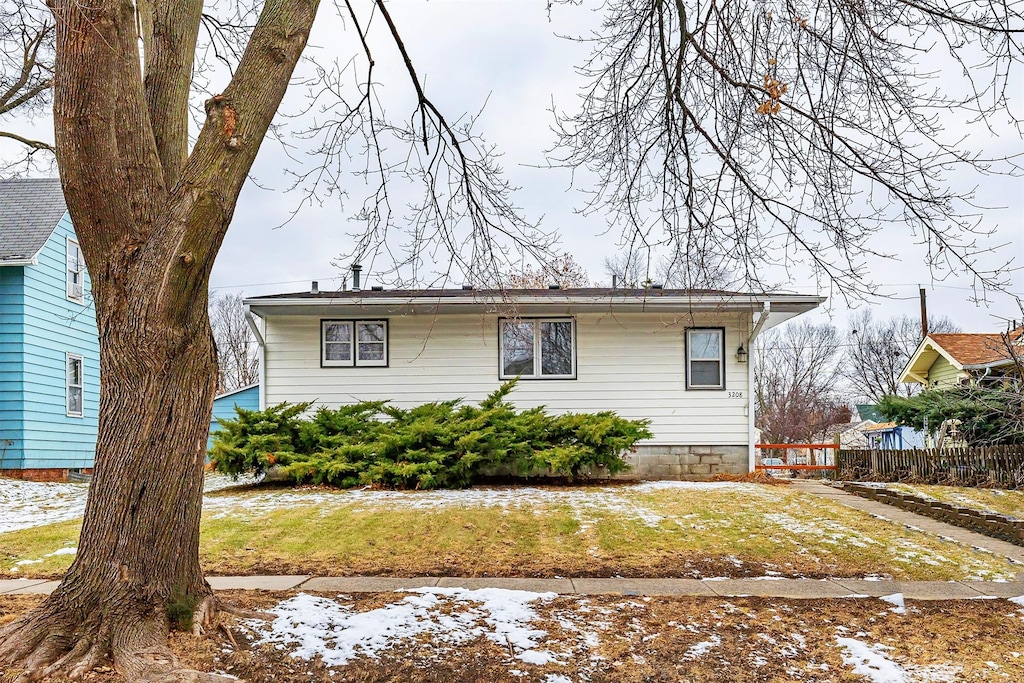 view of front of house with a front lawn