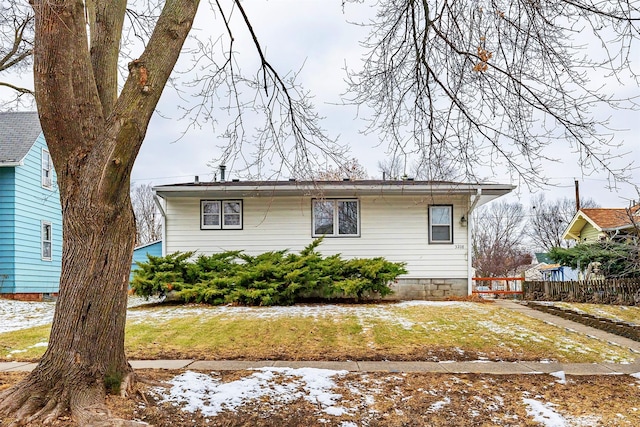 view of front of house with a front lawn